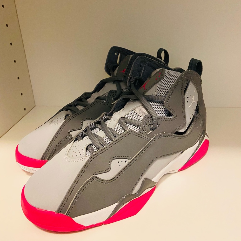 NEW NEVER WORN AIR JORDAN SIZE 4.5Y
